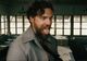 Henry Cavill scoate cu bucurie limba afară în timp ce trage gloanțe, în trailerul Ministry of Ungentlemanly Warfare